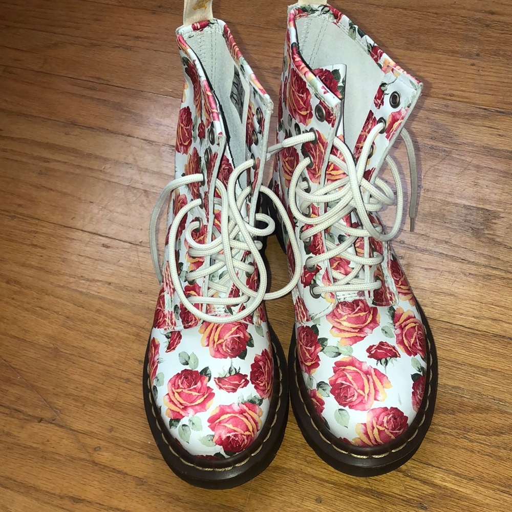 rose pattern doc martens women’s size 5